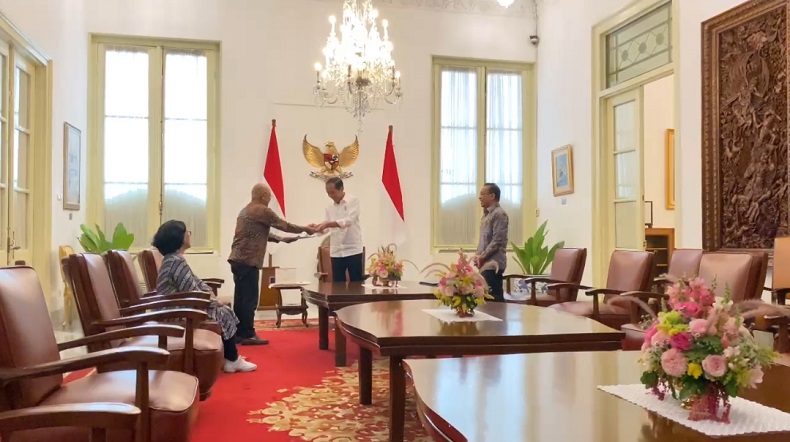 Jokowi Terima Undangan Nyoblos di TPS 10 Gambir