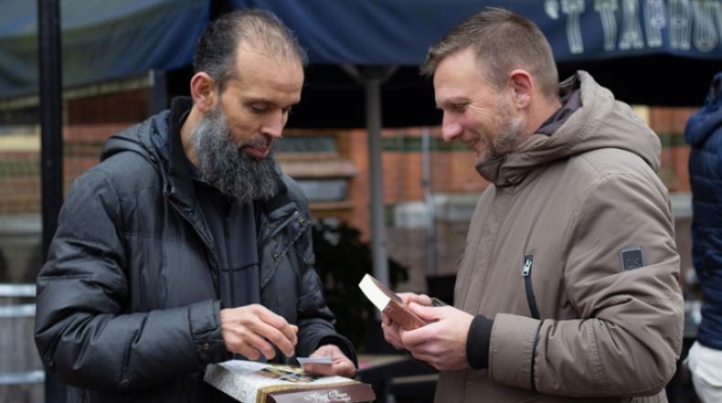 Umat Islam Belanda Bagikan Alquran ke Warga Buntut Pembakaran Kitab Suci