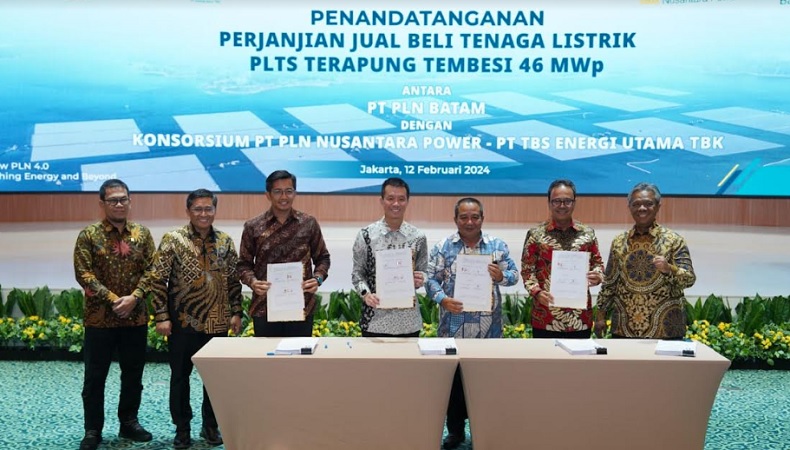 PLN dan TBS Energi Teken Kontrak Jual Beli Listrik dari PLTS Terapung di Batam
