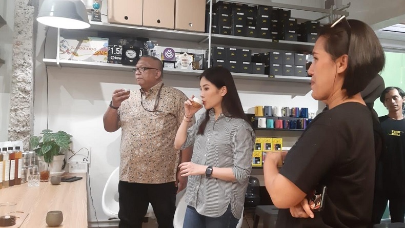 Nyeruput Kopi Racikan Barista Surabaya, Wamenparekraf Angela: Wah Enak Sekali Ya