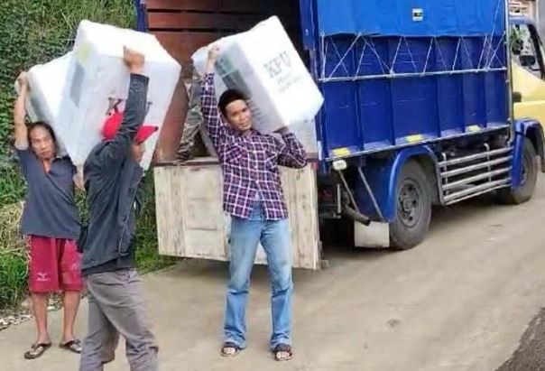 Distribusikan Logistik Pemilu di Batang, Petugas Harus Lewati Jalur Ekstrem