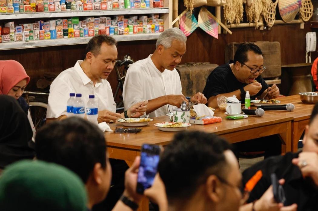 Momen Ganjar Nikmati Ngopi Bareng Cak Lontong saat Masa Tenang