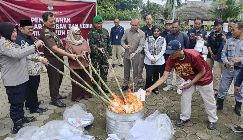 KPUD Bogor Musnahkan 1.792 Surat Suara Pemilu 2024 Rusak 