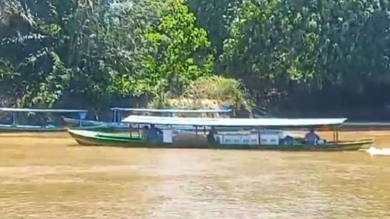 Ngeri-Ngeri Sedap, Petugas Distribusi Logistik Pemilu 2024 Seberangi Sungai Penuh Buaya