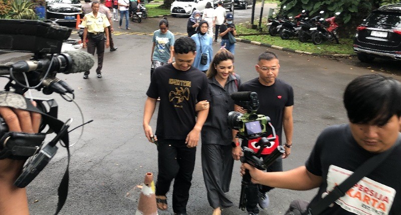 Potret Anang Hermansyah dan Keluarga Kompak Pakai Outfit Monokrom Datang ke TPS 87