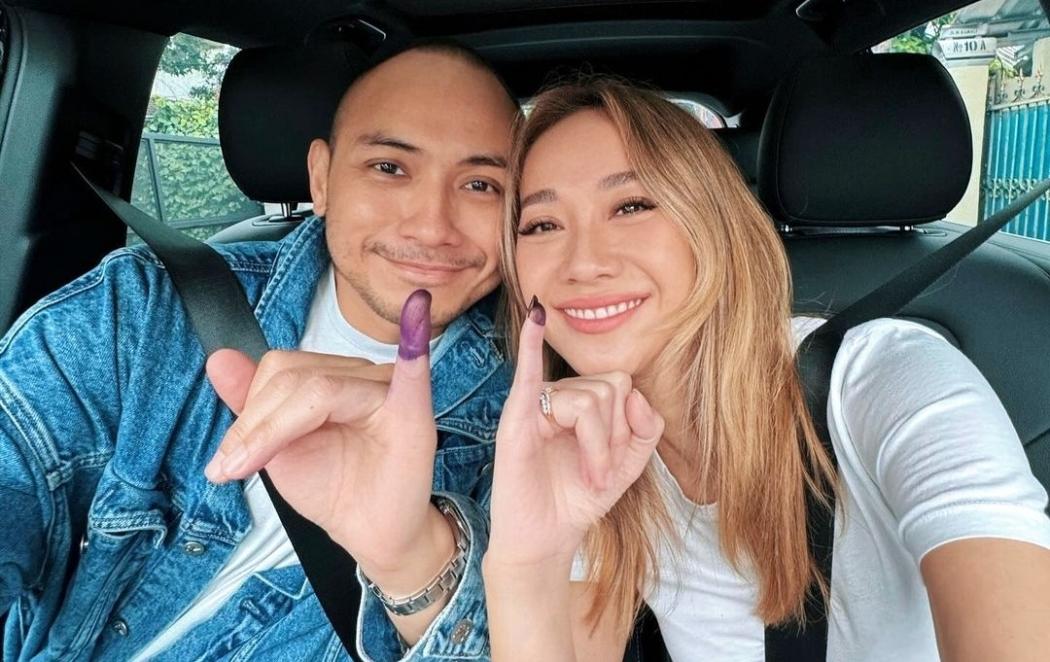 Potret BCL Pertama Kali Nyoblos Bareng Suami, Serasi Pakai Kaos Putih