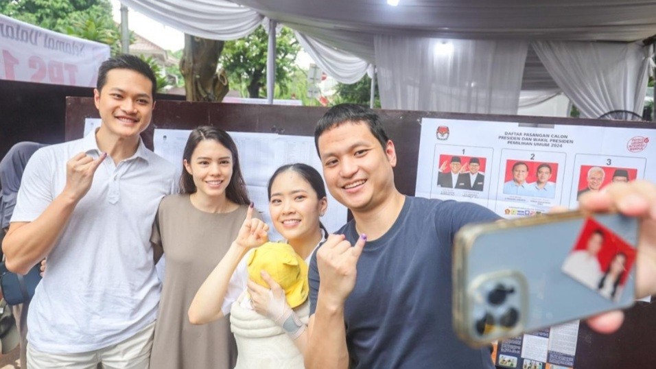 Habis Nyoblos, Jessica Tanoesoedibjo dan Suami Selfie Bareng Pamer Jari Kelingking