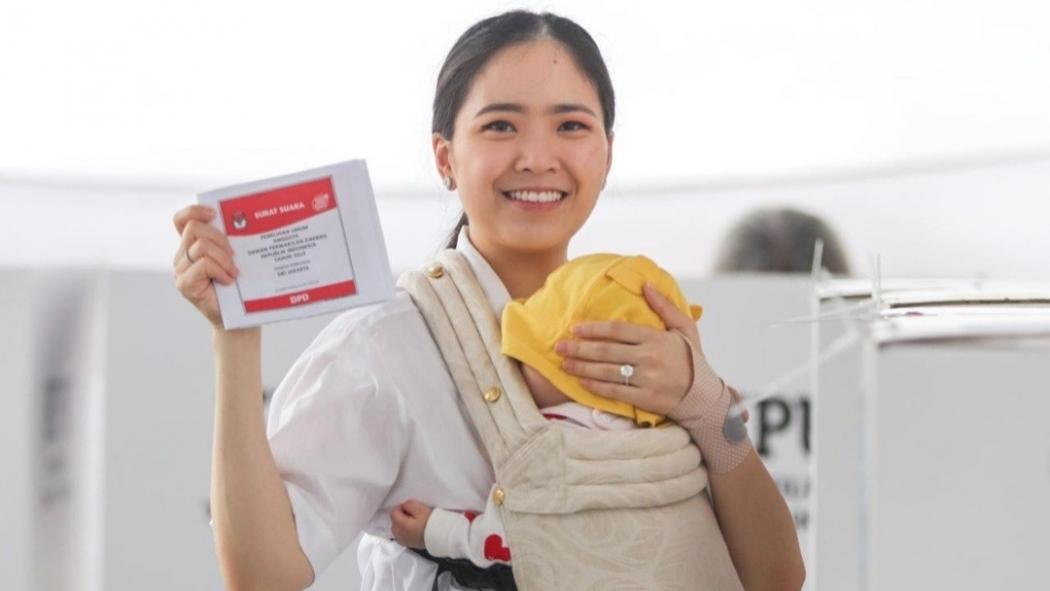 Intip Potret Jessica Tanoesoedibjo Nyoblos di TPS Menteng sambil Gendong Putri Kecilnya