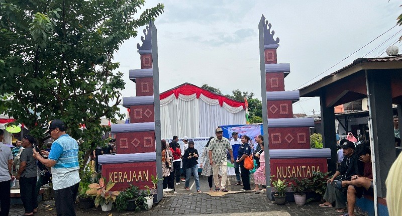 Unik, TPS di Depok Mirip Kerajaan Nusantara, seperti Apa Isinya?