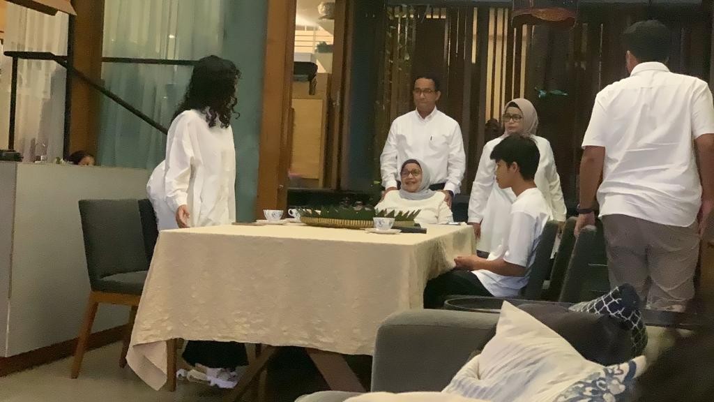 Anies Baswedan Sungkem ke Ibunda jelang Mencoblos di TPS
