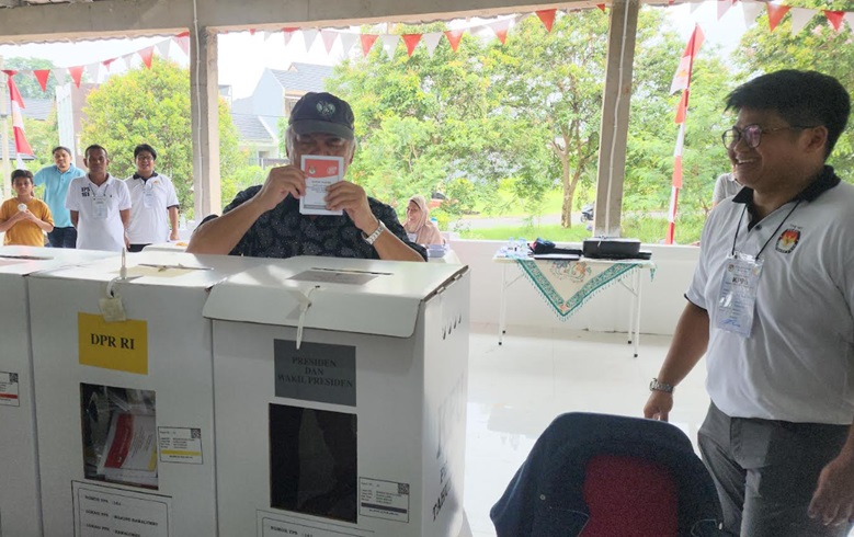 Basuki Hadimuljono Nyoblos di TPS Bekasi, Cium Surat Suara Sebelum Dimasukkan ke Kotak