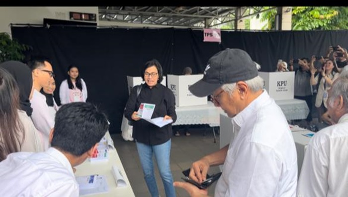 Berbaju Hitam, Sri Mulyani Nyoblos di TPS 73 Bintaro