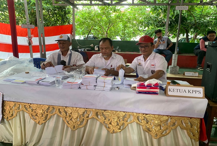 TPS Unik di Duren Sawit Jaktim, Petugas KPPS Pakai Seragam Sekolah