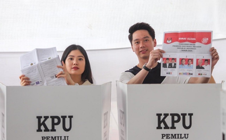 Momen Valencia Tanoesoedibjo Nyoblos Bareng Kevin Sanjaya di TPS Menteng