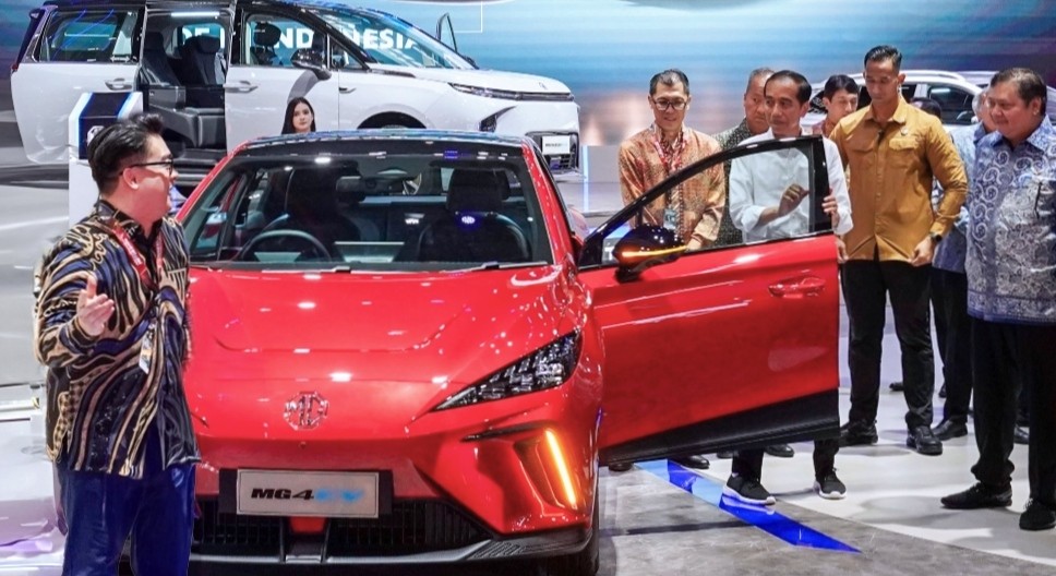 Ditanya Incar Mobil Apa di IIMS 2024, Jokowi: Mobil Saya Sudah Banyak di Istana