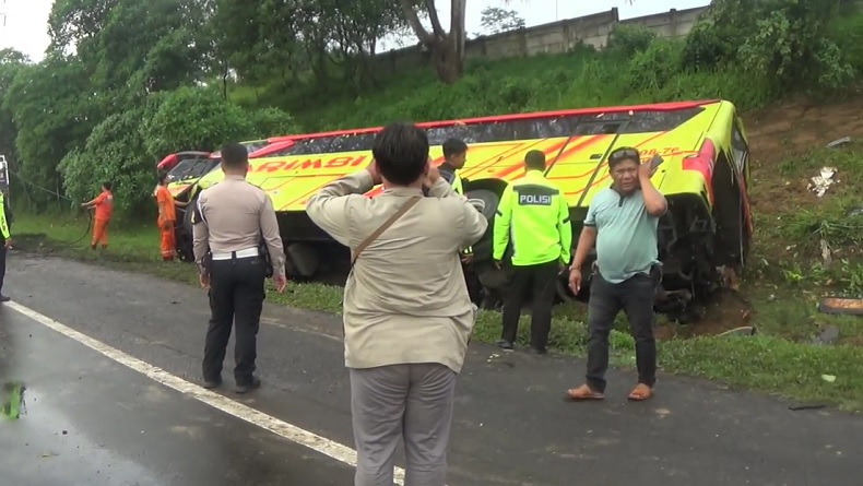 Korban Kecelakaan Bus Arimbi di Tol Cipularang Dilarikan ke RS Abdul Radjak Purwakarta