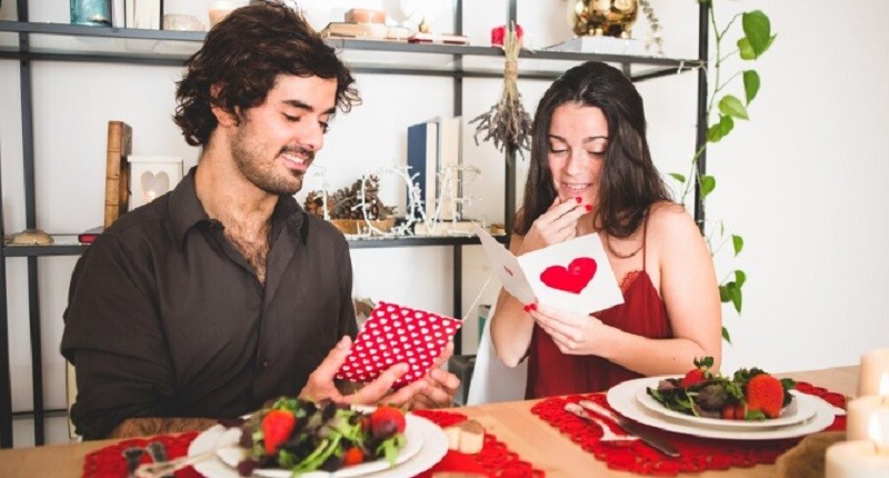 Ide Liburan di Rumah sambil Rayakan Hari Kasih Sayang, Makan Romantis dan Nonton Film