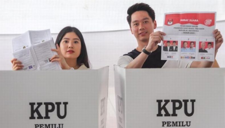 Valencia Tanoesoedibjo Bertemu Angela Tanoesoedibjo saat Nyoblos, Pose 3 Jari