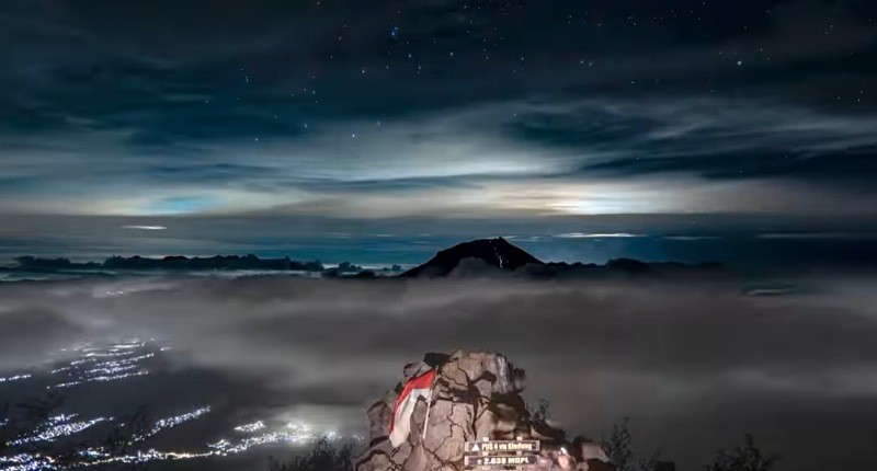 Viral, Ternyata seperti Ini Pemandangan Lautan Awan Gunung Sindoro Malam Hari