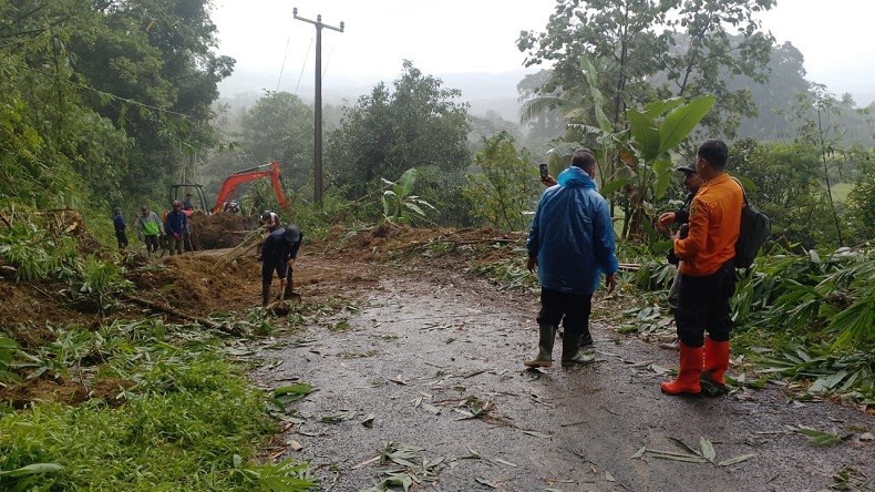 Longsor di Jalan Desa Sukajaya Bogor, Satu Orang Terluka