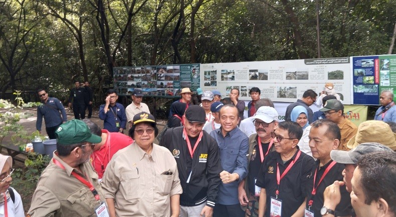 Menteri LHK Tanam Mangrove untuk Peringati Hari Pers, Ingatkan  Kolaborasi Jaga Alam