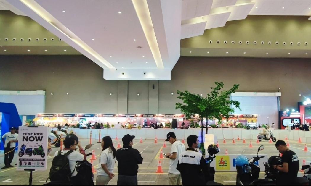 Ingin Test Ride Motor Listrik di IIMS 2024, Ini Syaratnya