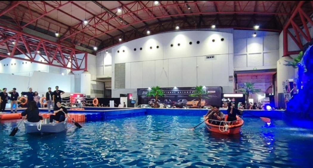 Ada Kolam Raksasa di Tengah Area Pameran IIMS 2024, Pengunjung Bisa Naik Perahu