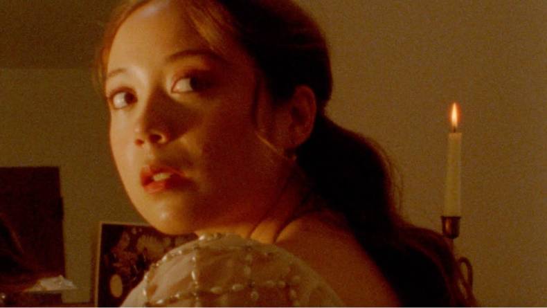 Makna Lagu Promise – Laufey, Menceritakan Seseorang yang Gagal Move On