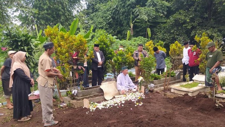 Sedih, Isak Tangis Iringi Pemakaman Petugas KPPS yang Meninggal di Bandung Barat