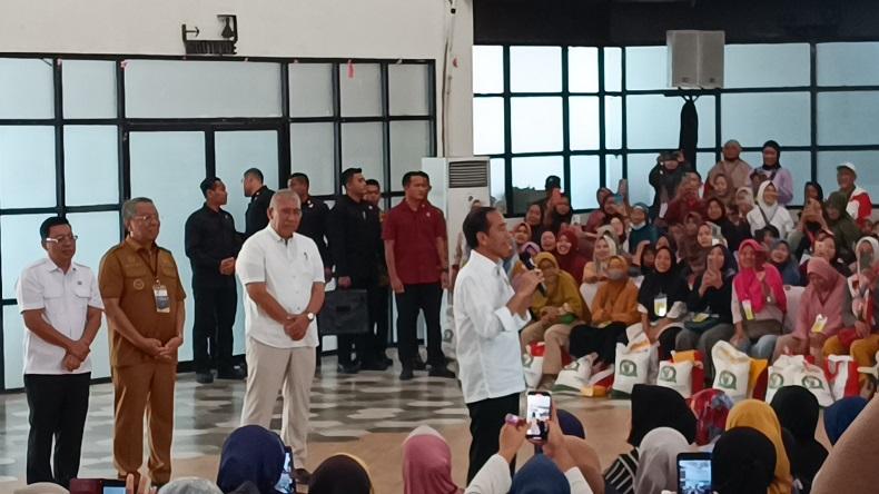Jokowi Ungkap Alasan Gencar Bagi-bagi Bansos Beras, Ini Katanya