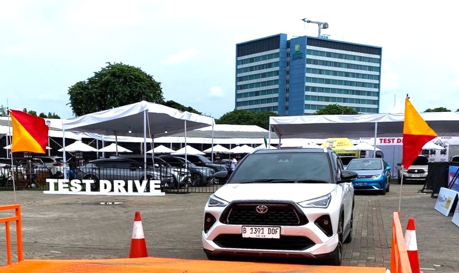 Toyota Beri Kesempatan Pengunjung Jajal Deretan Mobil Elektrifikasi di IIMS 2024