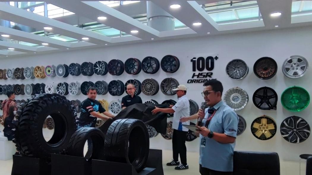 Intip Deretan Ban dari Mobil Sport hingga Offroad di IIMS 2024, Ada yang Dijajal Drifting