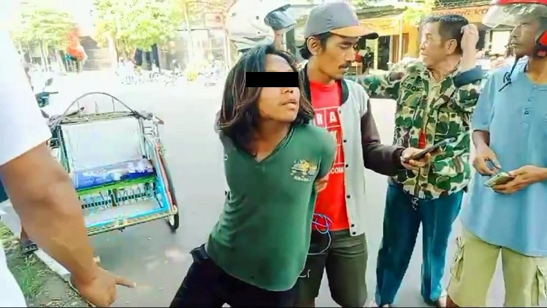 Geger Pria Gondrong Ngamuk Serang Para Pemotor di Jalan Veteran Bojonegoro