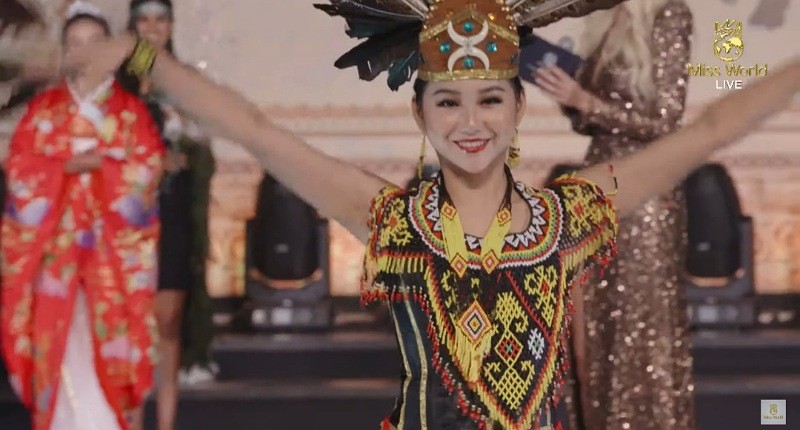 Cantik! Audrey Vanessa Pakai Baju Adat Kalimantan Barat saat Opening Ceremony Miss World 2024