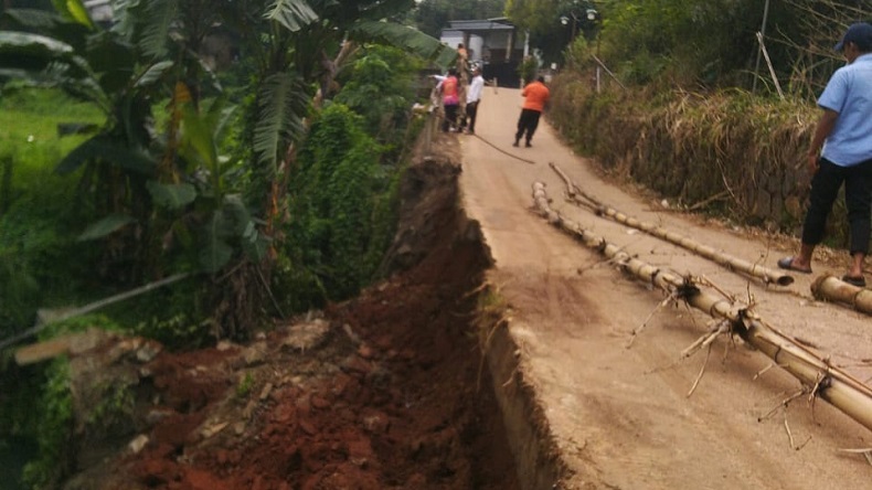 Jalur Tarikolot-Pakansari Bogor Longsor, Akses Warga Terganggu