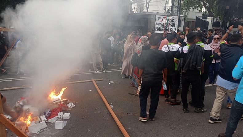 Massa Poros Buruh Bakar Spanduk Ketua KPU Hasyim Asy'ari sebelum Bubar