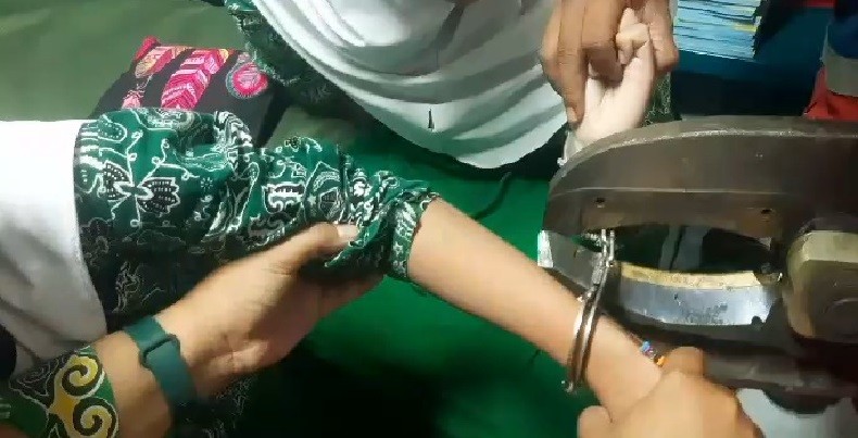 Terkunci Borgol, Dua Bocah Panik hingga Damkar Jaktim Turun Tangan
