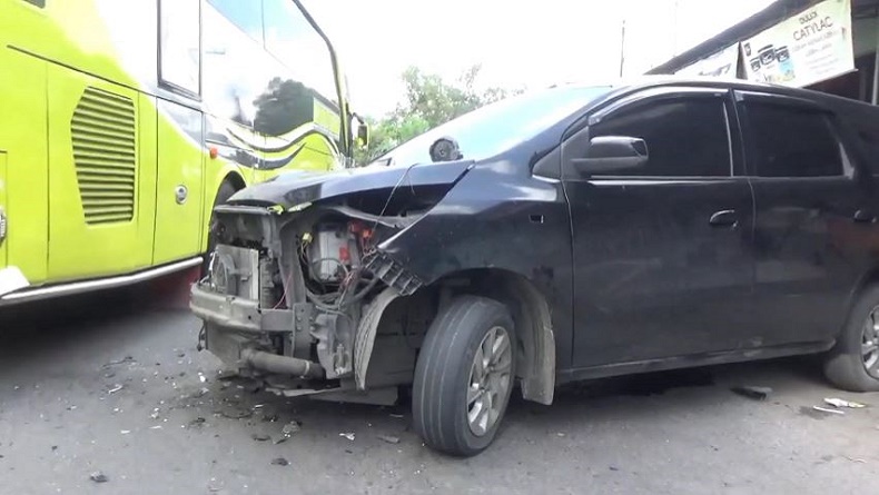 Kecelakaan Hari Ini Minibus Tabrak Truk Fuso di Jombang, 9 Orang Luka-Luka