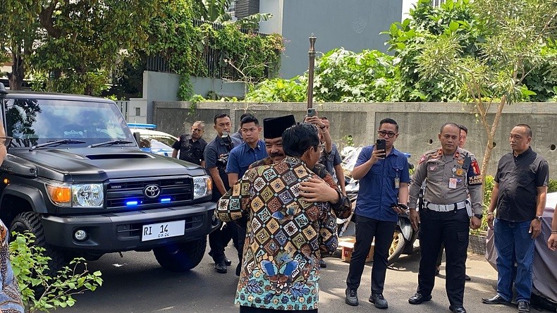Momen Hadi Tjahjanto Berpelukan dengan Mahfud MD usai Resmi Jadi Menko Polhukam