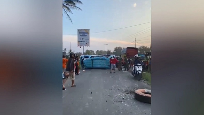 Kecelakaan Angkot Terbalik di Simalungun, Sejumlah Pelajar Luka Tergeletak di Jalan