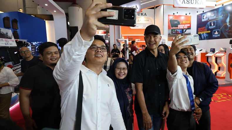 Momen Pengunjung Heboh saat Ganjar Datangi IIMS 2024, Ada yang Langsung Video Call Anak