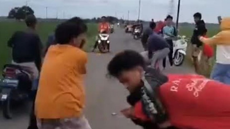 Viral Video 2 Kelompok Remaja Saling Adu Jotos di Indramayu, Ada yang Dikeroyok