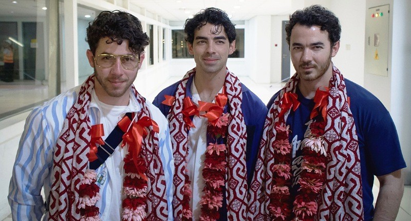 Kenakan Aksesori Batik, Jonas Brothers Tiba di Jakarta Siap Guncang ICE BSD Malam Ini
