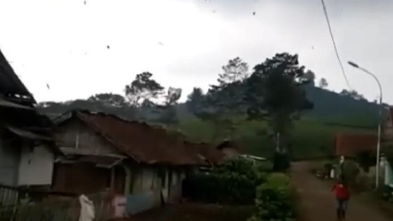 Belasan Rumah di Kertasari Bandung Rusak Disapu Puting Beliung