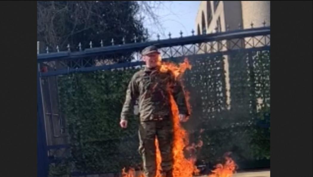 Tentara AS Bakar Diri dekat Kedubes Israel, Protes Perang di Gaza sambil Teriak: Bebaskan Palestina!