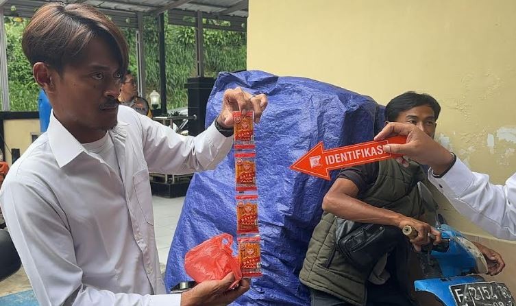 Puluhan Siswa SD-MI di Sukabumi Diduga Keracunan Jajanan Stik Pedas yang Viral