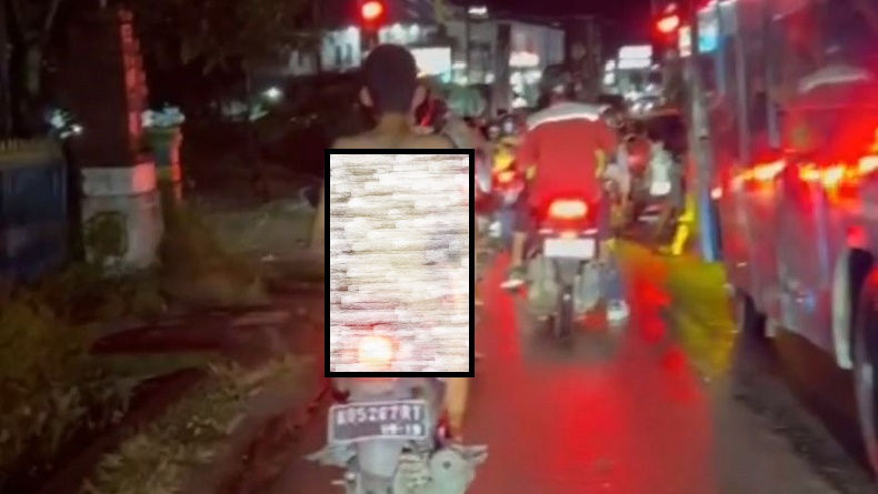 Viral Video Pria Bertato Bugil Bawa Motor di Sintang Kalbar, Diduga ODGJ
