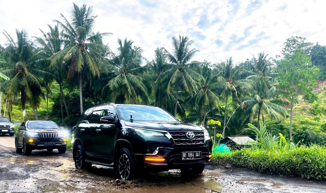 Komunitas Toyota Fortuner ID42NER Gelar Off Road di Sumatera, Libas Jalan Menantang