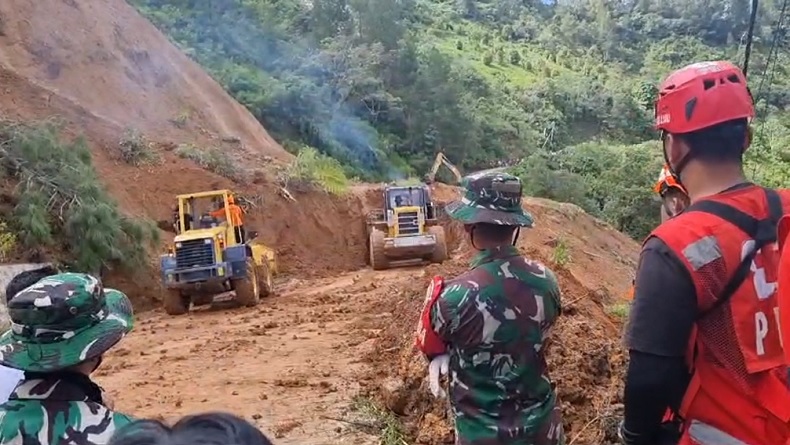 4 Alat Berat Dikerahkan untuk Evakuasi Material dan Pencarian Korban Longsor di Luwu