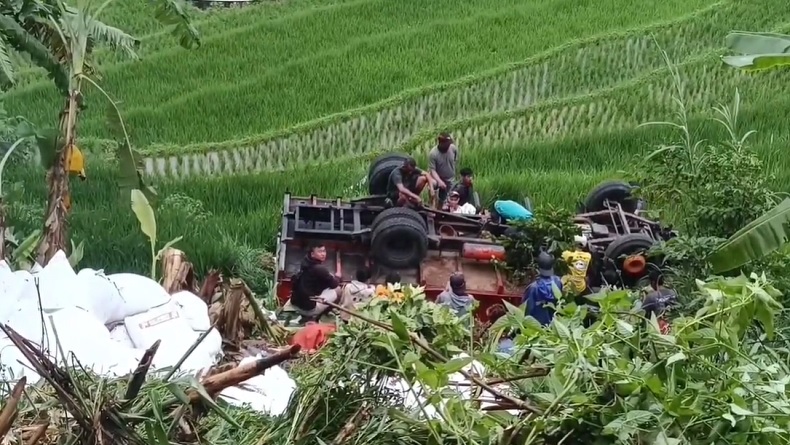 Truk Angkut Pupuk Kandang Terjun ke Jurang di Sumedang Jadi Tontonan Warga